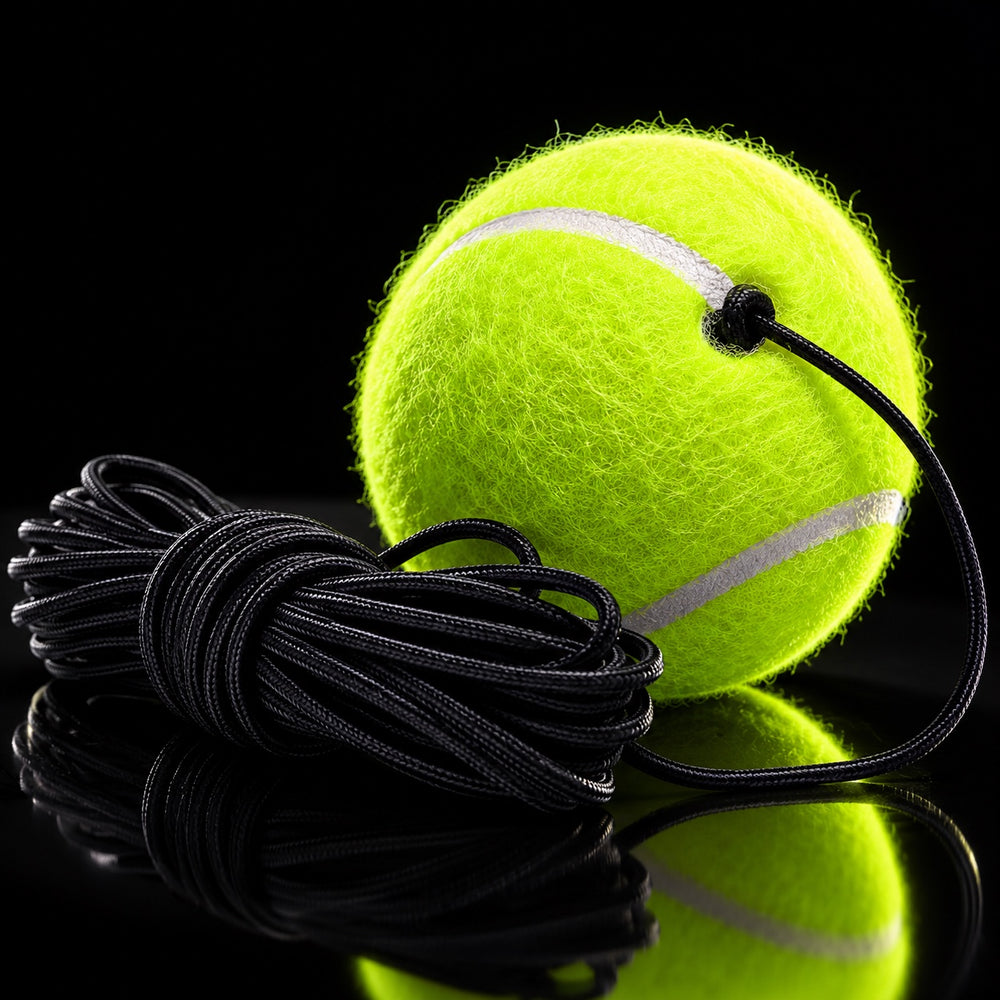 Pelota de tenis con cuerda negra